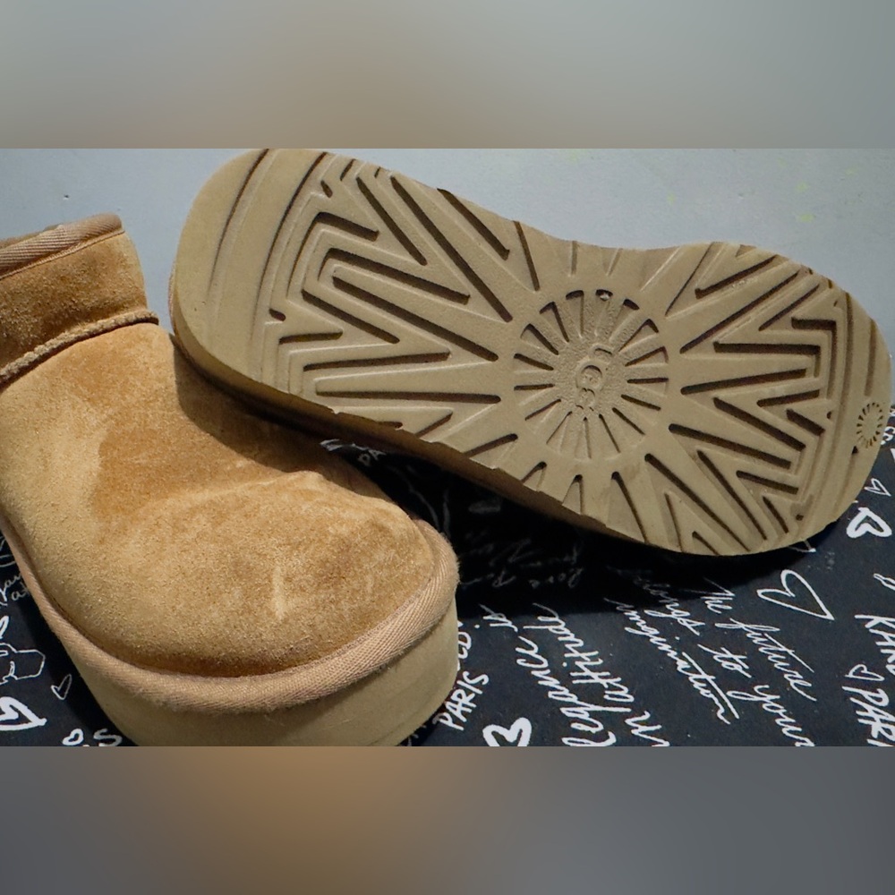 Ugg cozy Tan Suede platform Boots - Picture 5 of 5